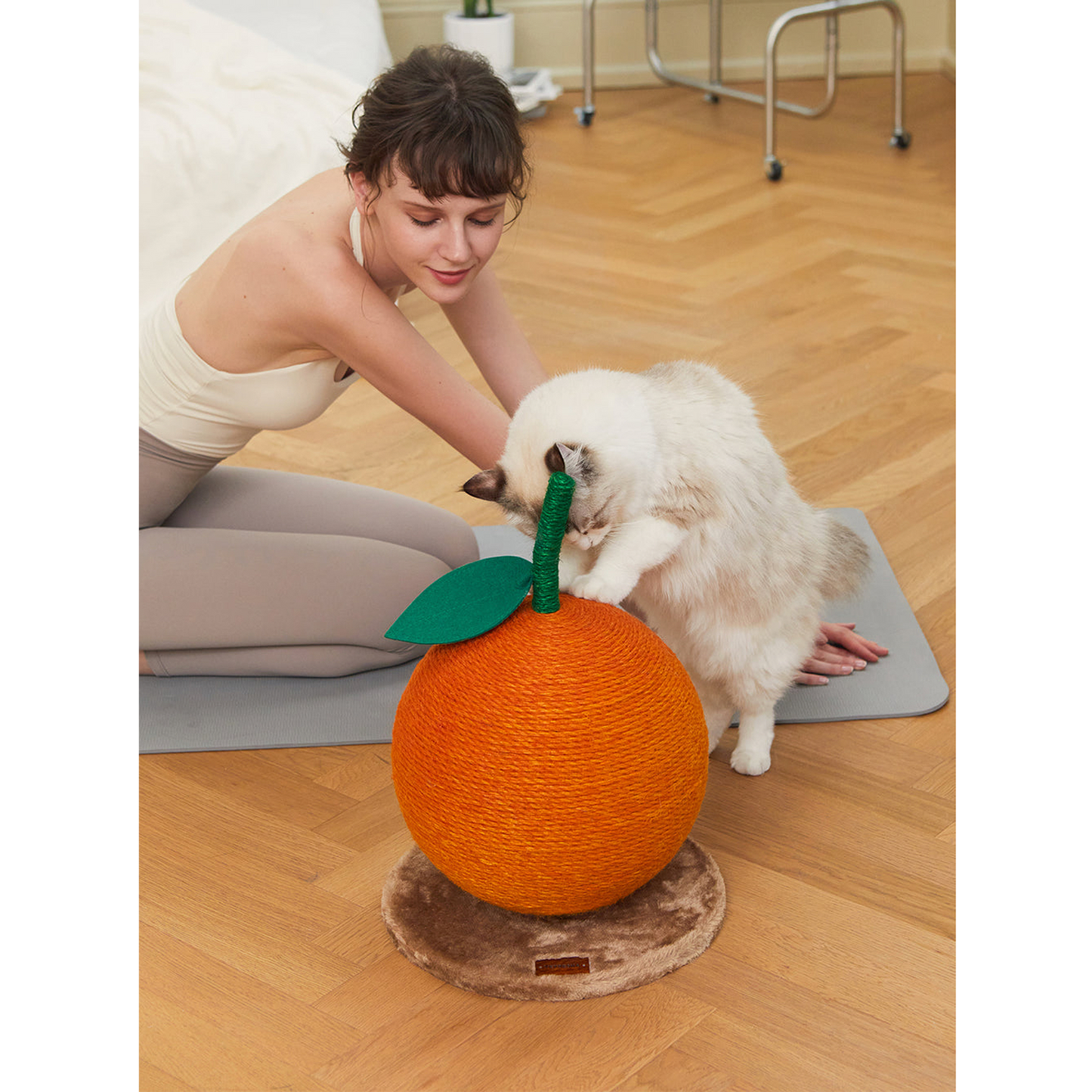 VETRESKA TANGERINE CAT SCRATCHING BALL