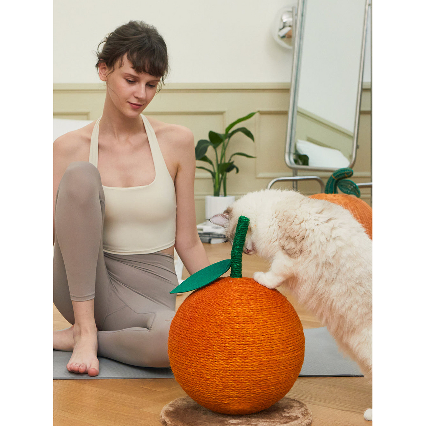 VETRESKA TANGERINE CAT SCRATCHING BALL