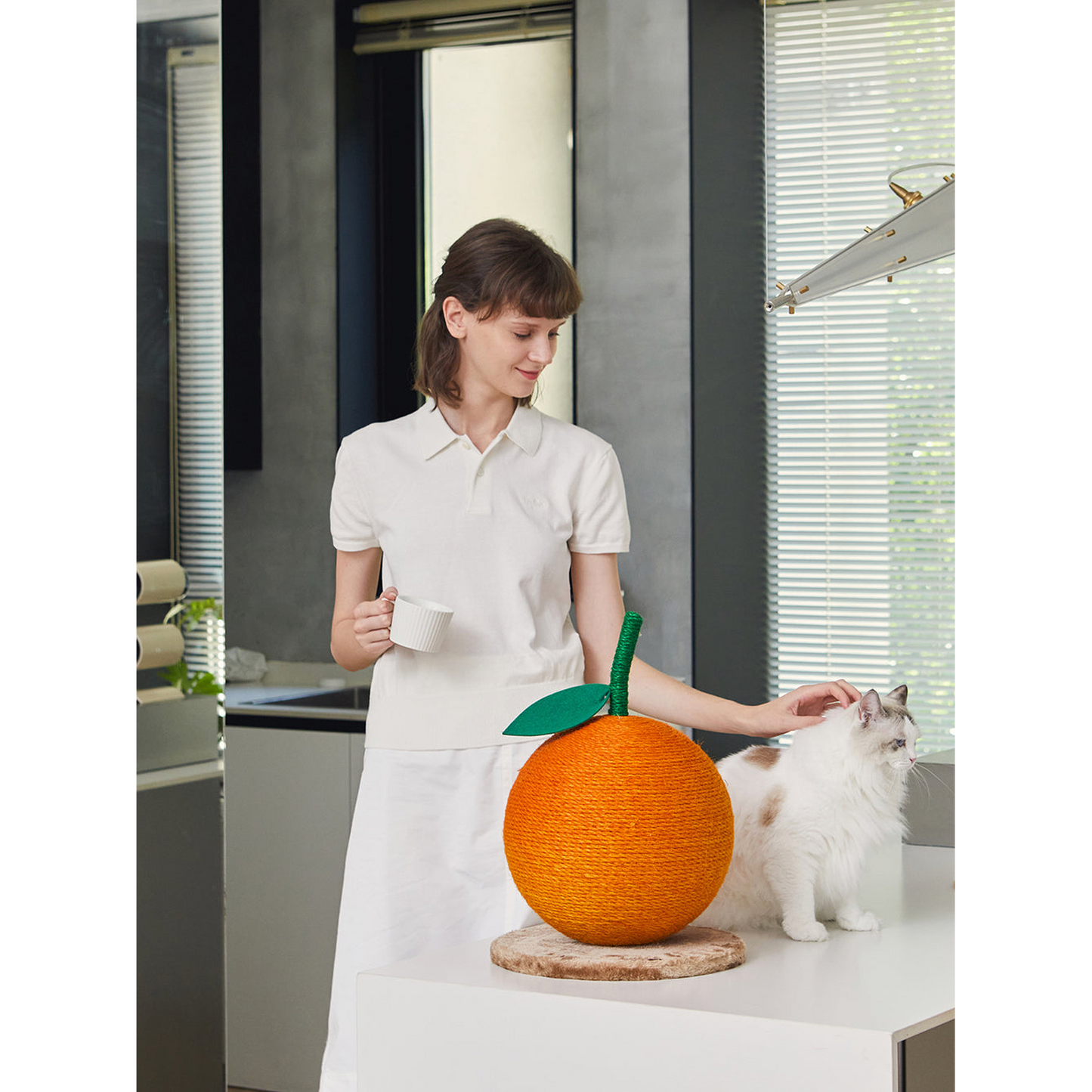 VETRESKA TANGERINE CAT SCRATCHING BALL