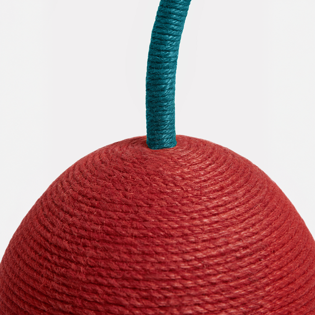 VETRESKA Cherry Cat Scratching Ball | effective 1:1 correction | source image 07 | FULL_FRAME_OUTPAINT v3