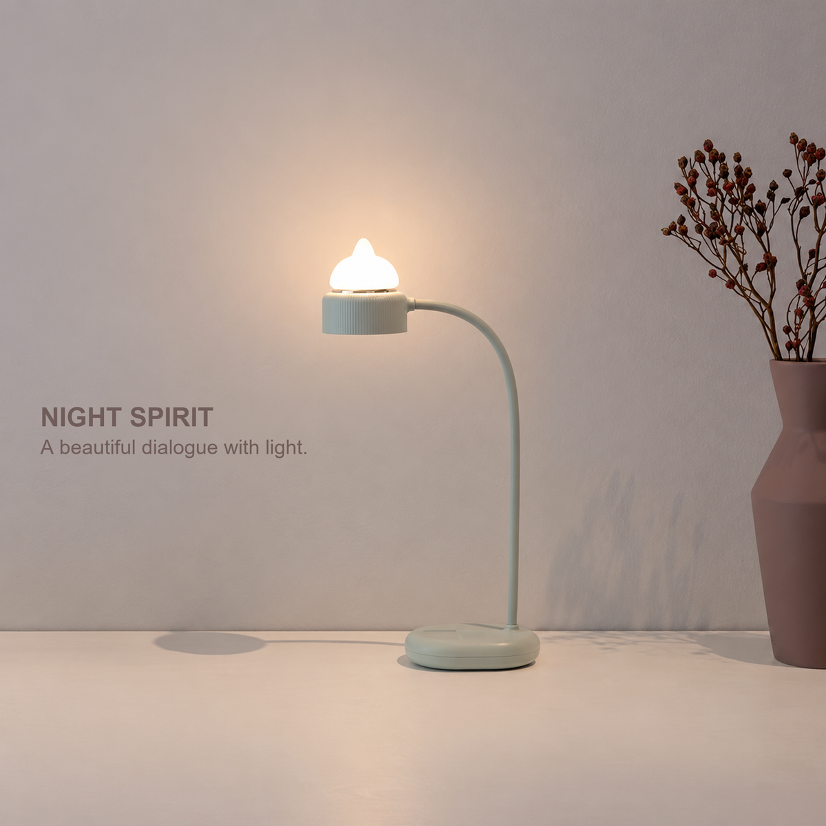 Cat-shaped desk lamp with a playful light-and-shadow design