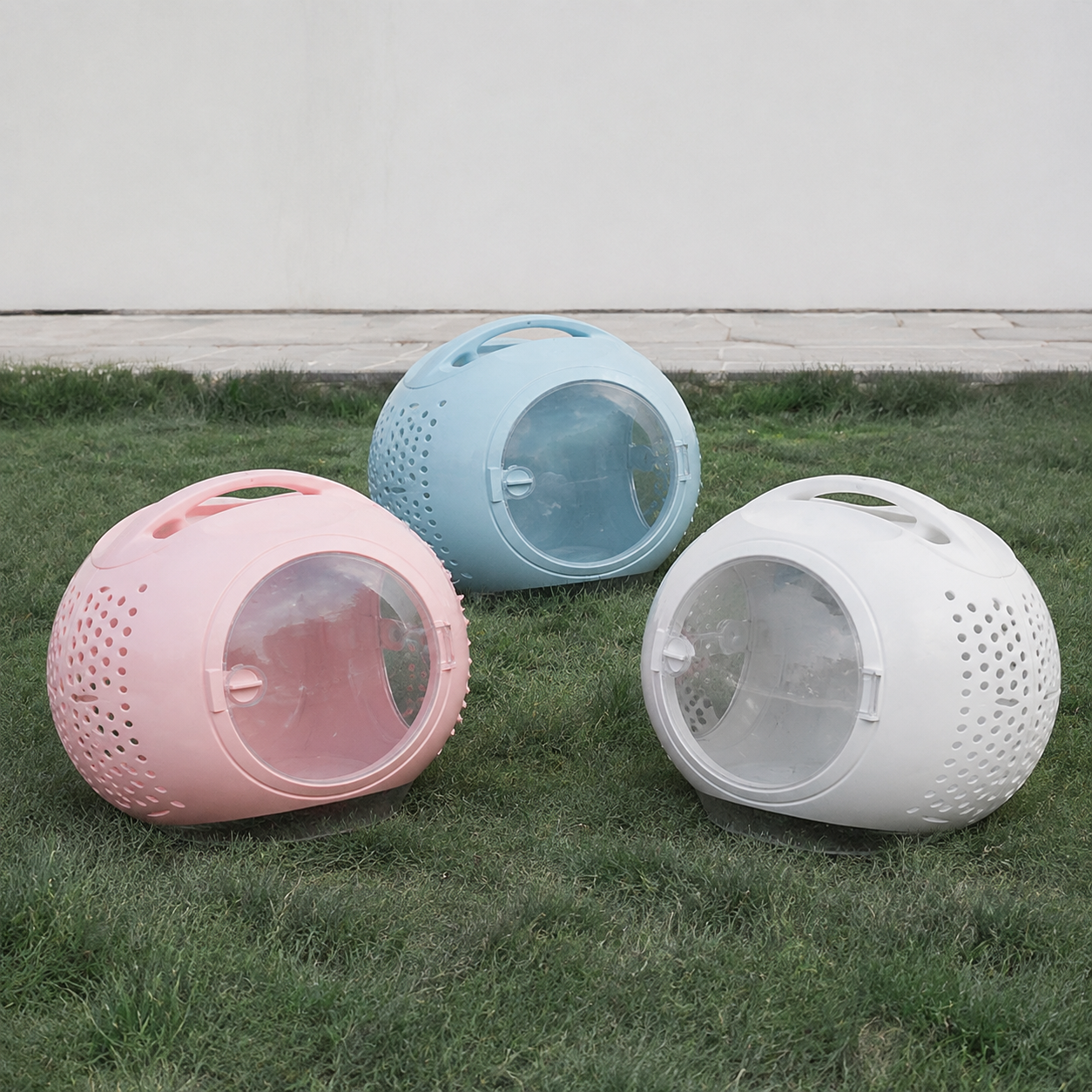 Wulee Space Bag pet carrier white, blue and pink shared outdoor scene [Gallery: Shared]