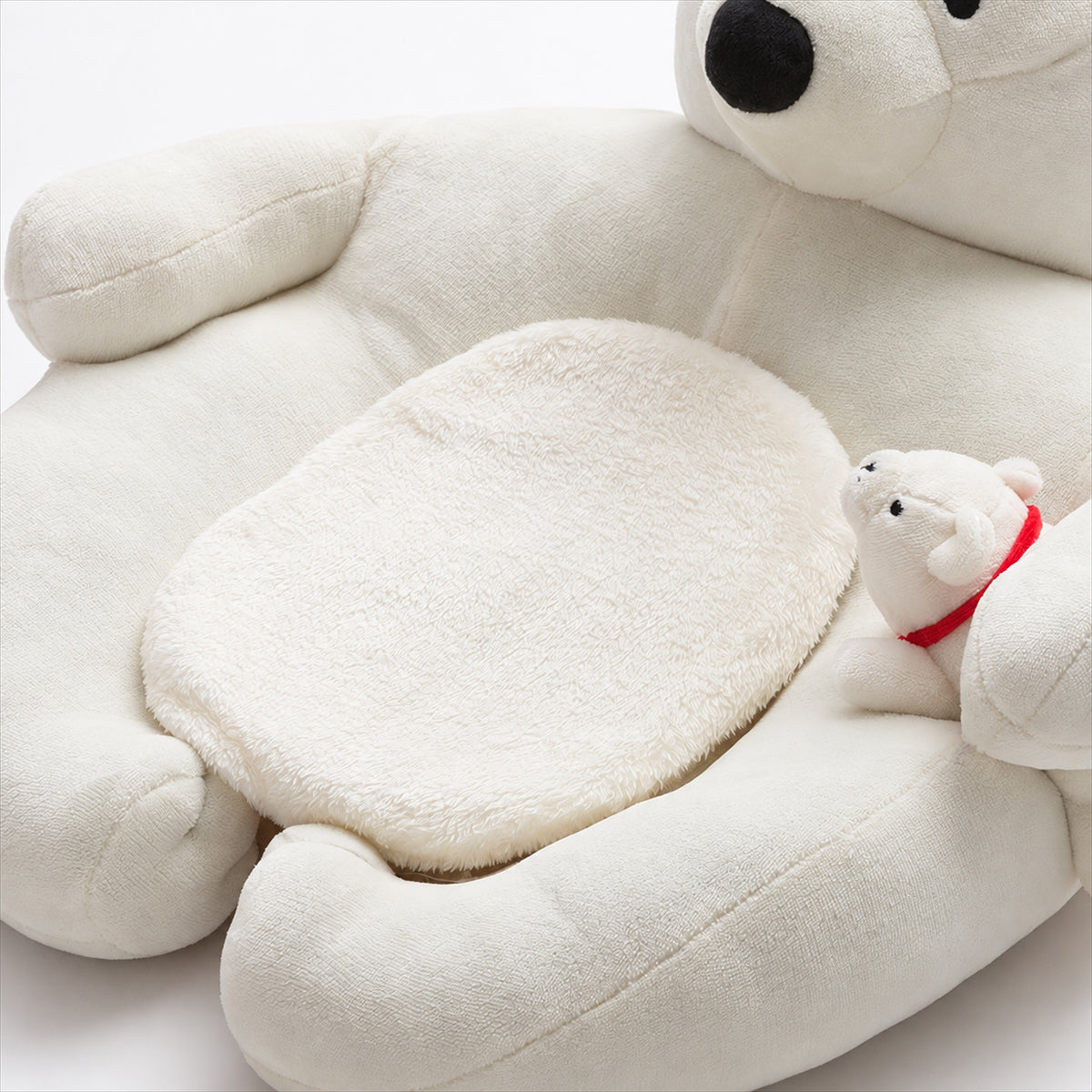 Close-up of the white flannel cushion and bear sofa stitching