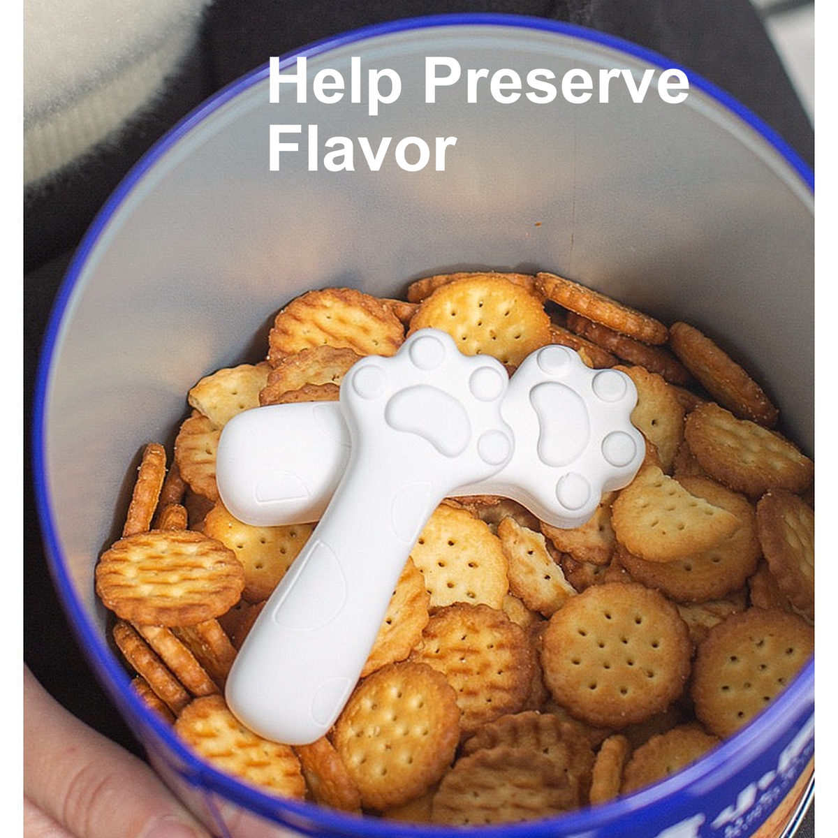 Diatomite cat paw drying block in a snack container to help preserve flavor [English Revision]