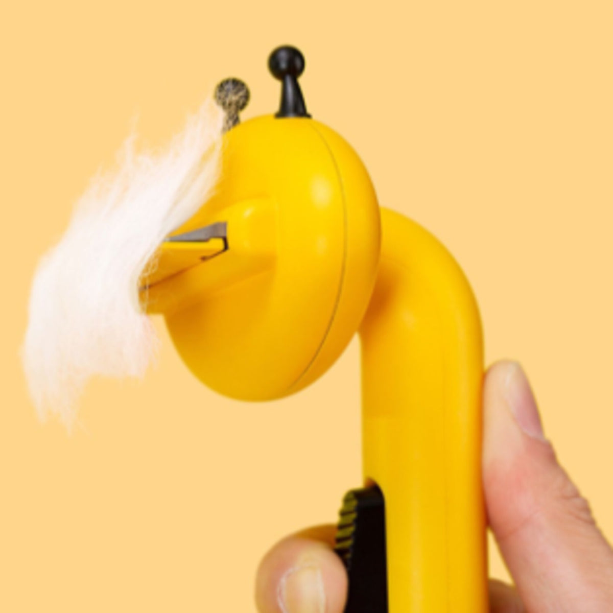 Aiwo yellow bee pet brush hair release detail [Gallery: Shared]