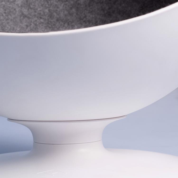 Furrytail Boss Cat Bed rotating pedestal base close-up [Restored from archived original, 2026-09-10]