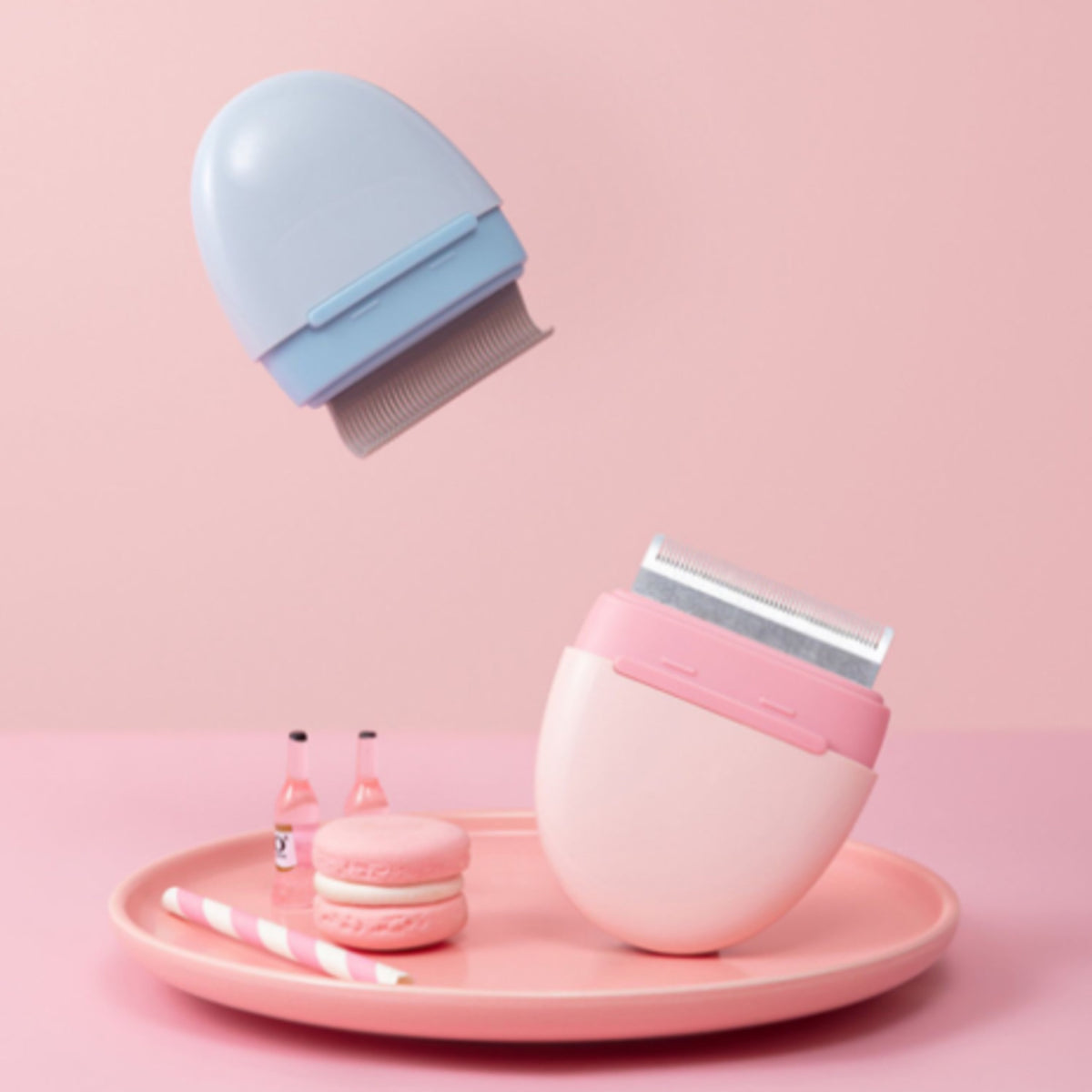 Aiwo pebble cat grooming comb product scene on a tray [Gallery: Shared]