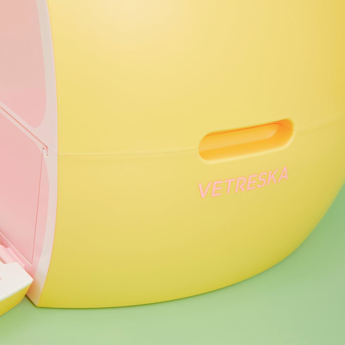 VETRESKA Fruity Kitty Kove Litter Box - Grapefruit design drawer handle detail [Gallery: Grapefruit]