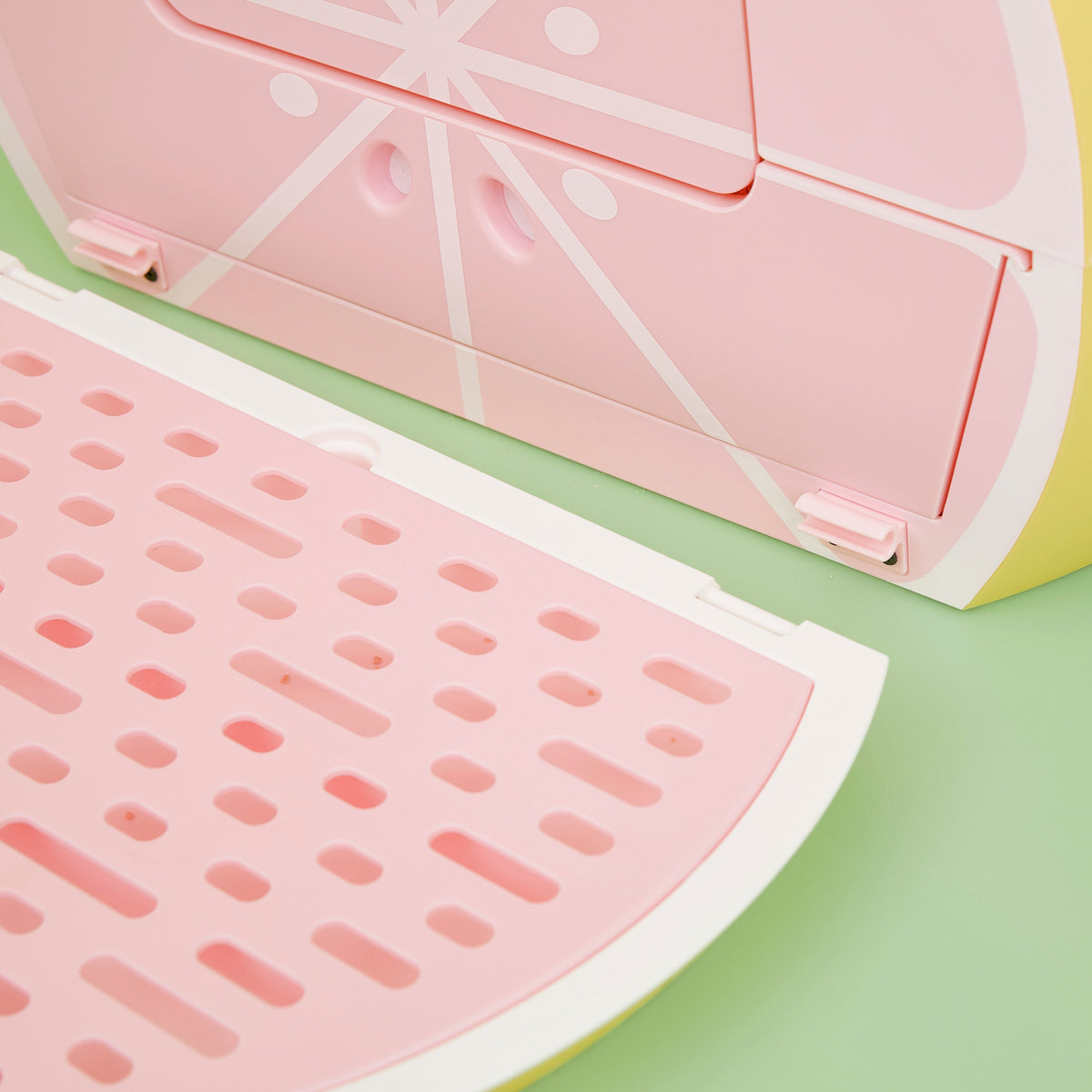 VETRESKA Fruity Kitty Kove Litter Box - Grapefruit design litter-catching panel detail [Gallery: Grapefruit]