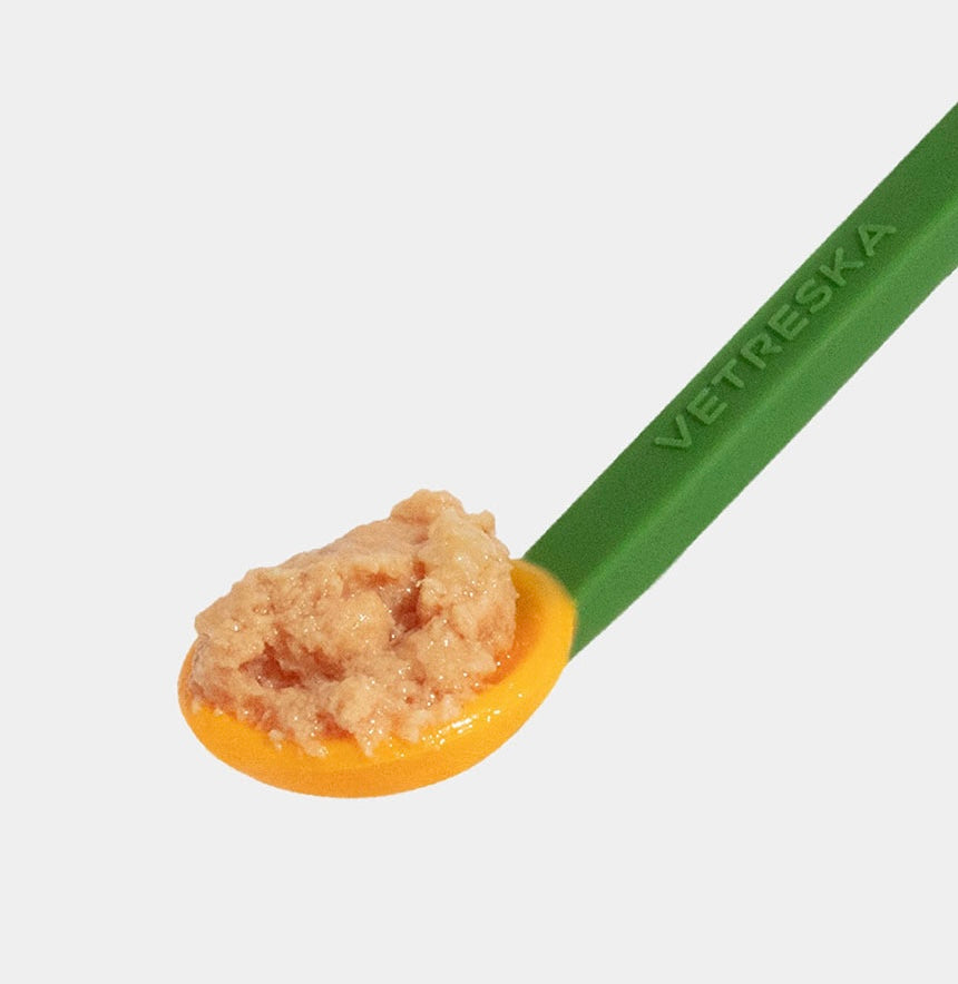 VETRESKA green handled spoon with wet cat food