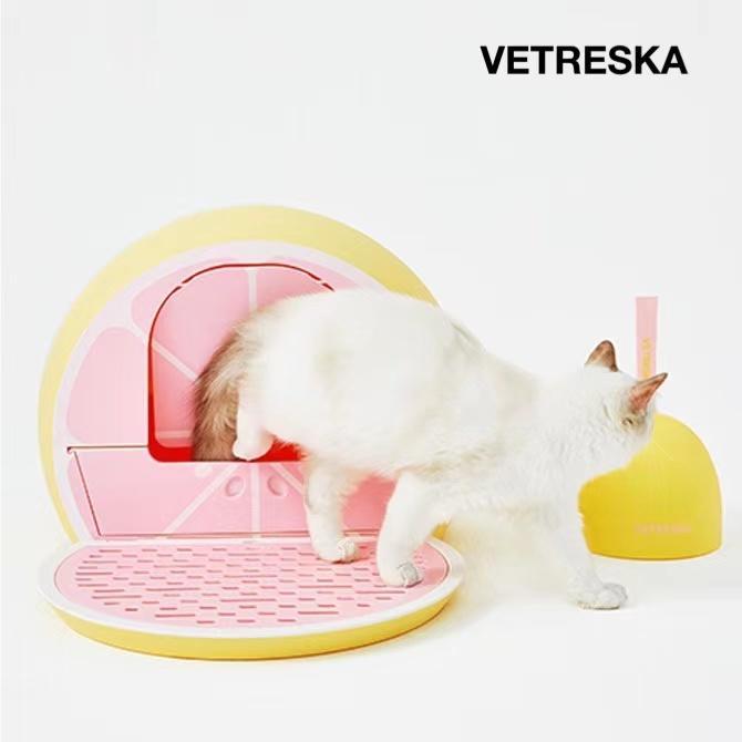 VETRESKA Fruity Kitty Kove Litter Box - Grapefruit design SKU hero with matching scoop set [Gallery: Grapefruit]