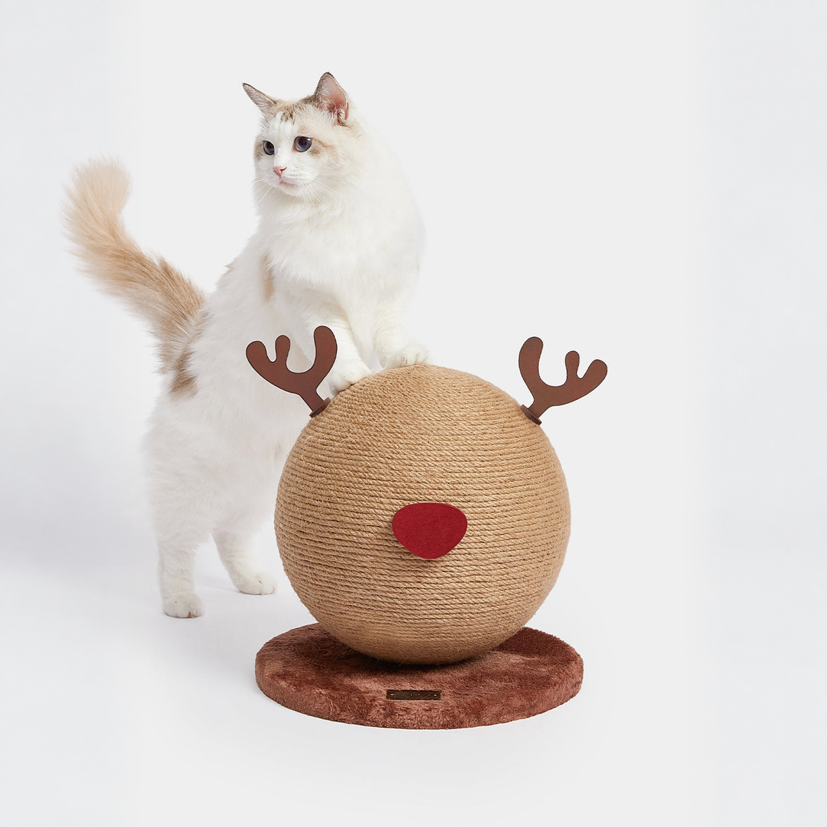 VETRESKA REINDEER CAT SCRATCHING BALL | effective 1:1 correction | source image 03 | FULL_FRAME_OUTPAINT v1