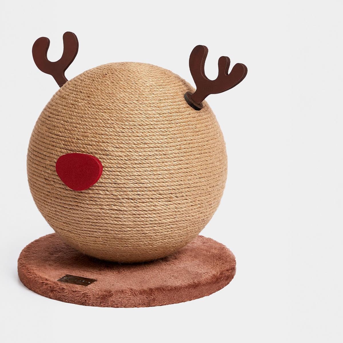 VETRESKA REINDEER CAT SCRATCHING BALL | effective 1:1 correction | source image 04 | FULL_FRAME_OUTPAINT v1