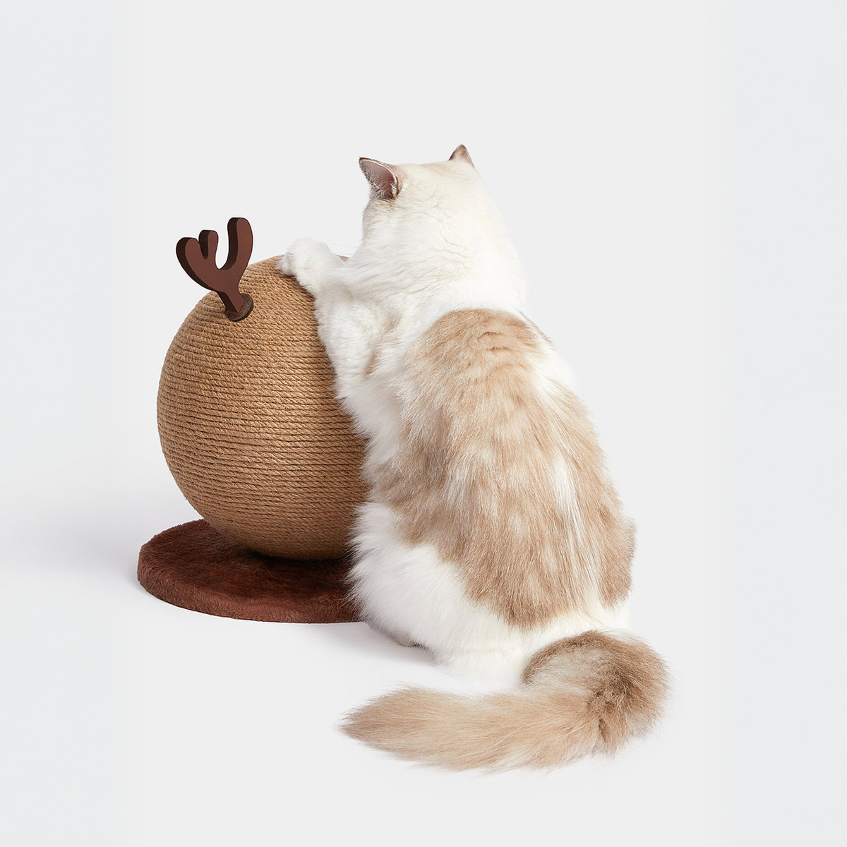 VETRESKA REINDEER CAT SCRATCHING BALL | effective 1:1 correction | source image 06 | FULL_FRAME_OUTPAINT v1