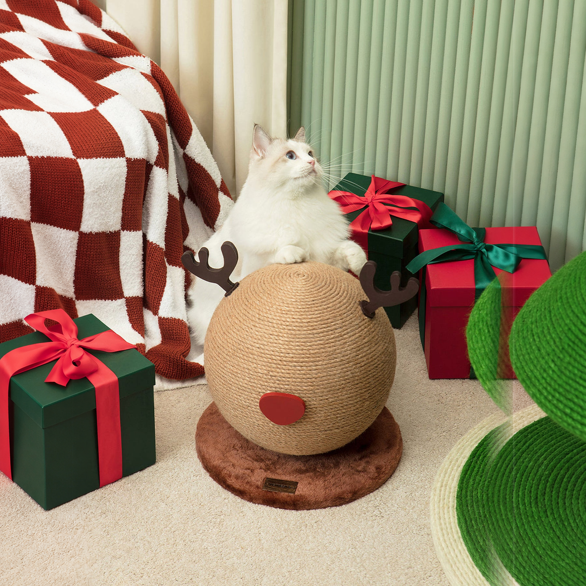 VETRESKA REINDEER CAT SCRATCHING BALL | effective 1:1 correction | source image 07 | FULL_FRAME_OUTPAINT v1