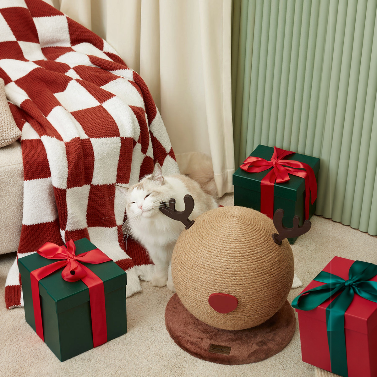 VETRESKA REINDEER CAT SCRATCHING BALL | effective 1:1 correction | source image 09 | FULL_FRAME_OUTPAINT v1
