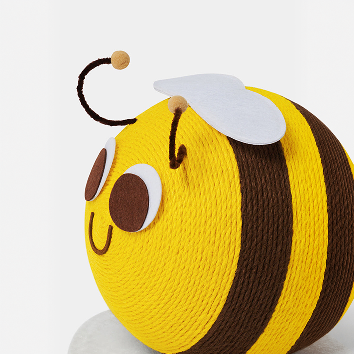 VETRESKA Bee Cat Scratching Ball | effective 1:1 correction | source image 03 | FULL_FRAME_OUTPAINT v3