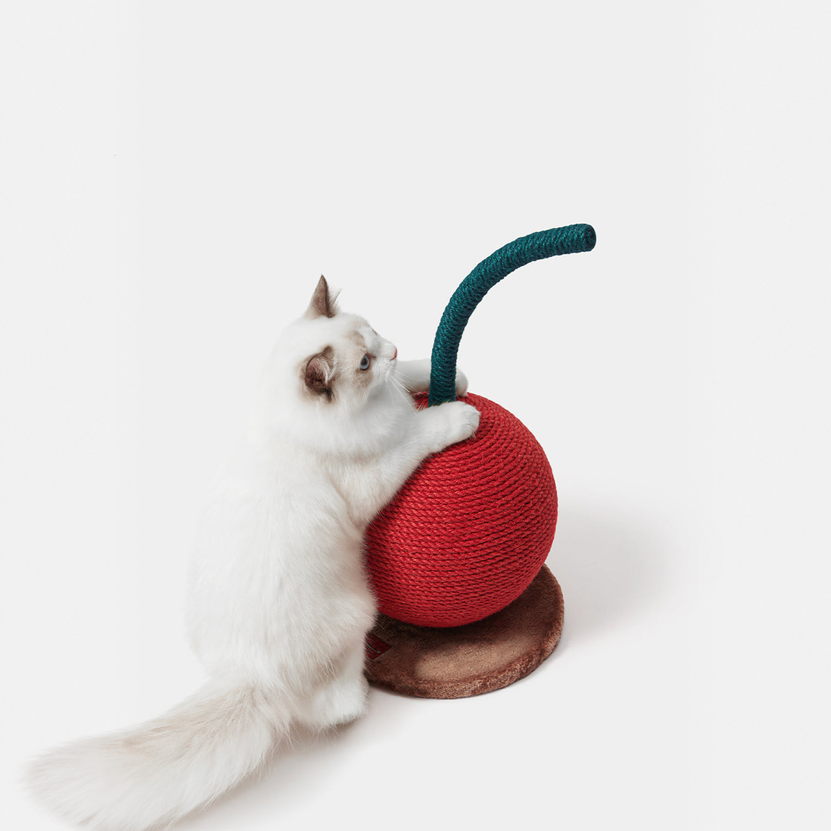VETRESKA Cherry Cat Scratching Ball | effective 1:1 correction | source image 03 | FULL_FRAME_OUTPAINT v3