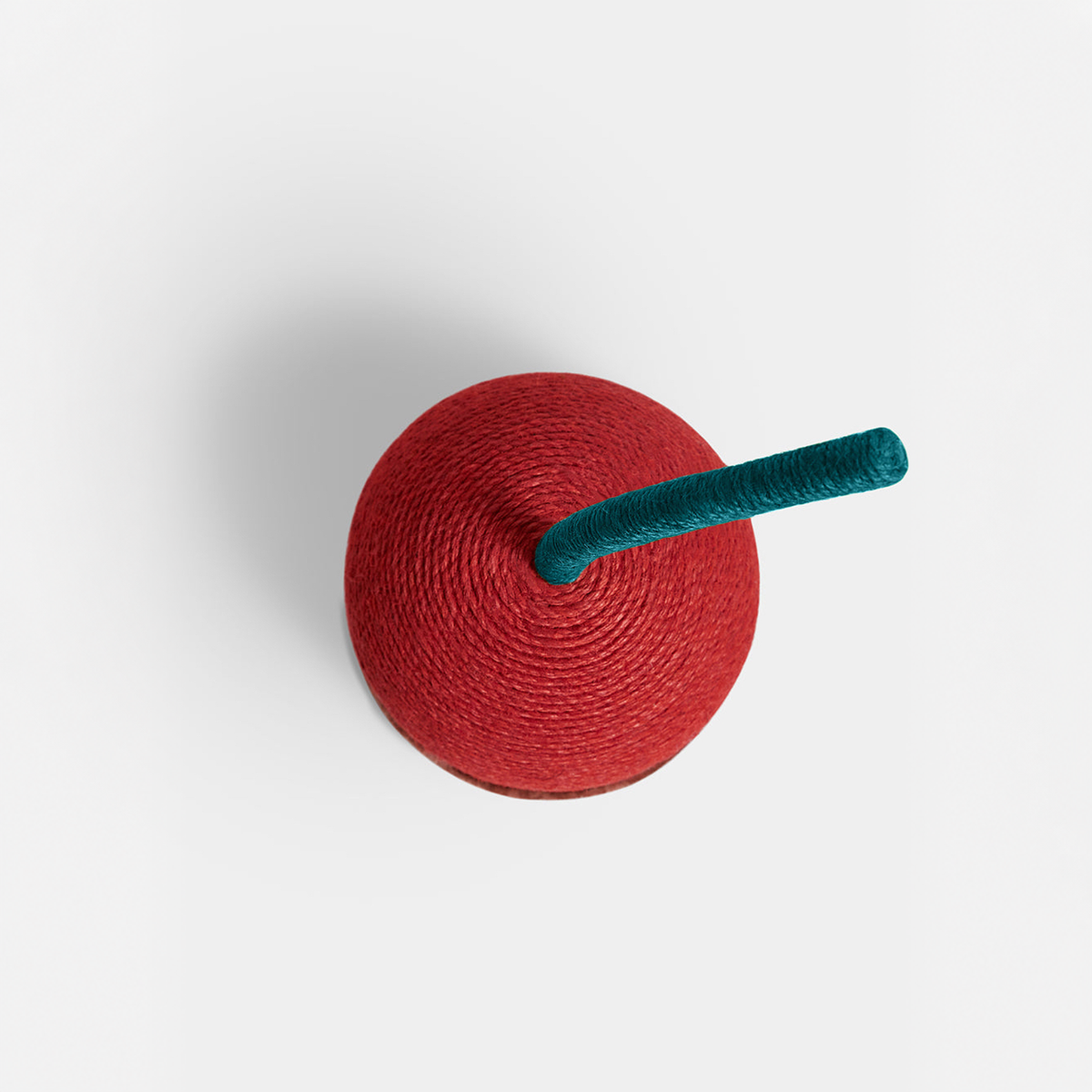 VETRESKA Cherry Cat Scratching Ball | effective 1:1 correction | source image 04 | FULL_FRAME_OUTPAINT v3