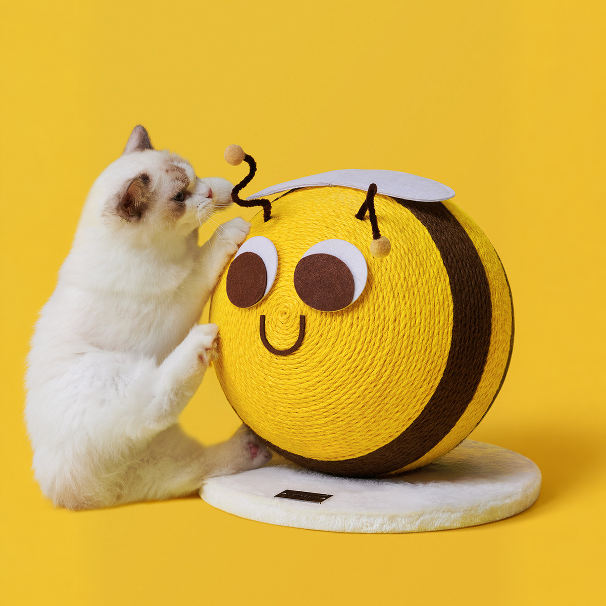 VETRESKA Bee Cat Scratching Ball | effective 1:1 correction | source image 05 | FULL_FRAME_OUTPAINT v3