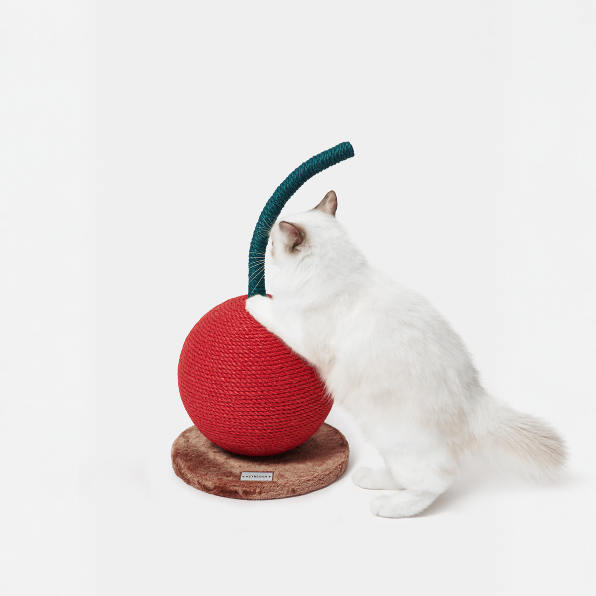 VETRESKA Cherry Cat Scratching Ball | effective 1:1 correction | source image 05 | FULL_FRAME_OUTPAINT v3