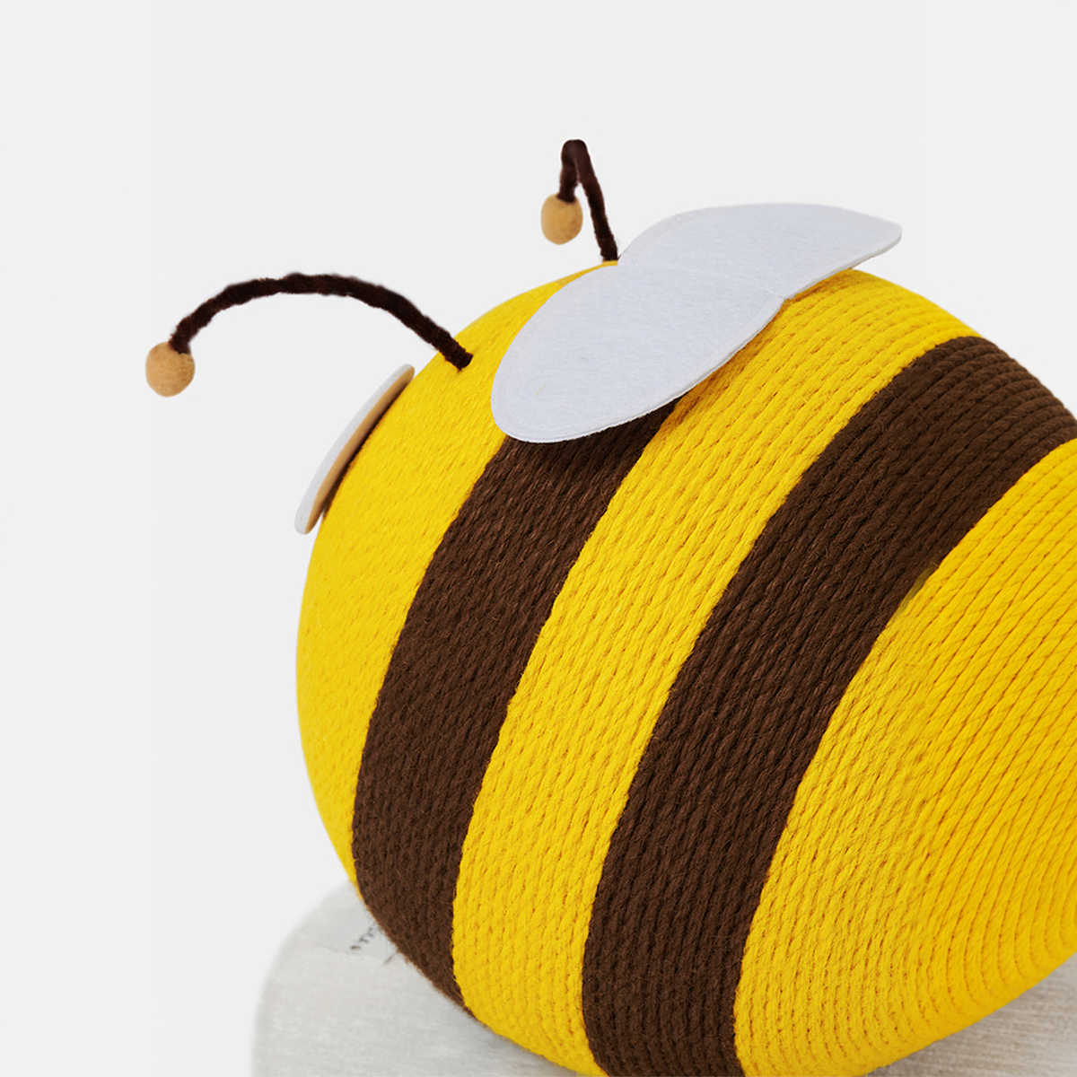 VETRESKA Bee Cat Scratching Ball | effective 1:1 correction | source image 06 | FULL_FRAME_OUTPAINT v3