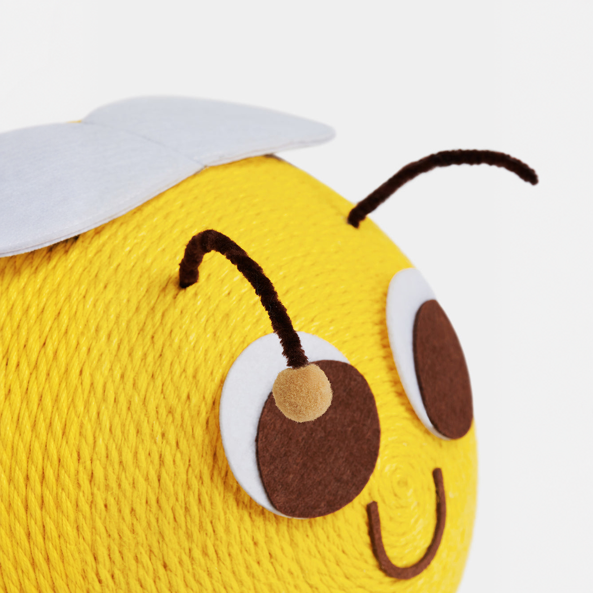 VETRESKA Bee Cat Scratching Ball | effective 1:1 correction | source image 07 | FULL_FRAME_OUTPAINT v3