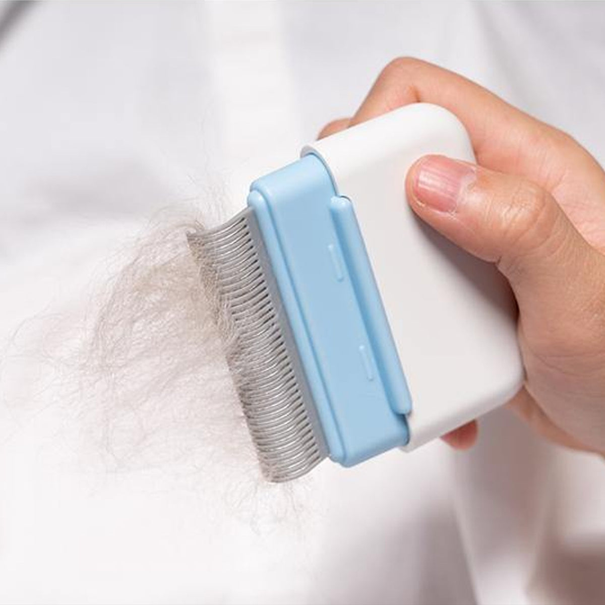 Aiwo Double-Sided Pocket Cat Comb used to lift loose hair from a cat coat [Gallery: Shared]