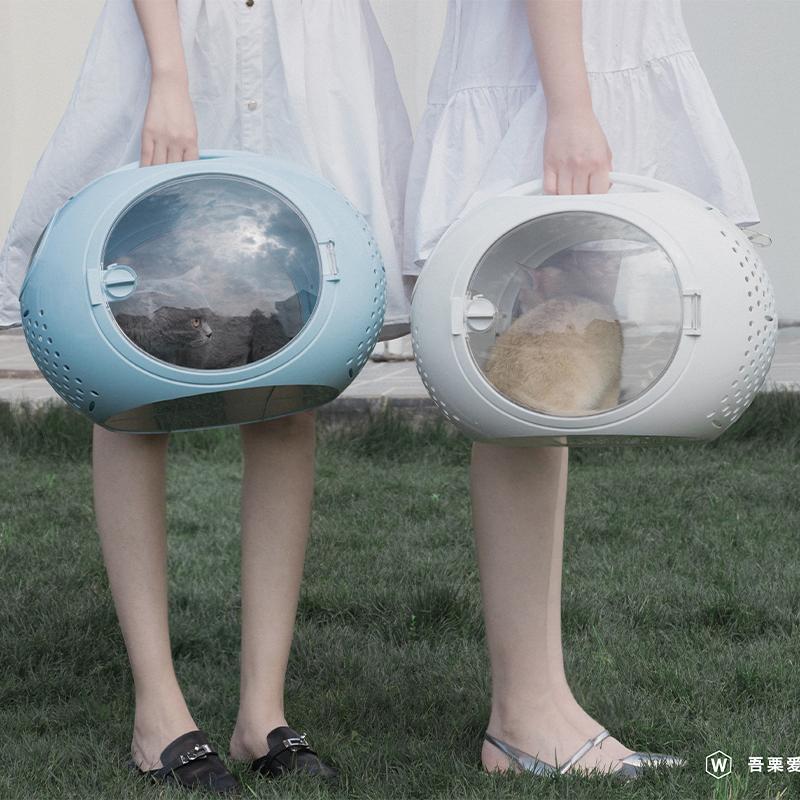 Wulee Space Bag pet carrier blue and white color scene outdoors [Gallery: Detail]