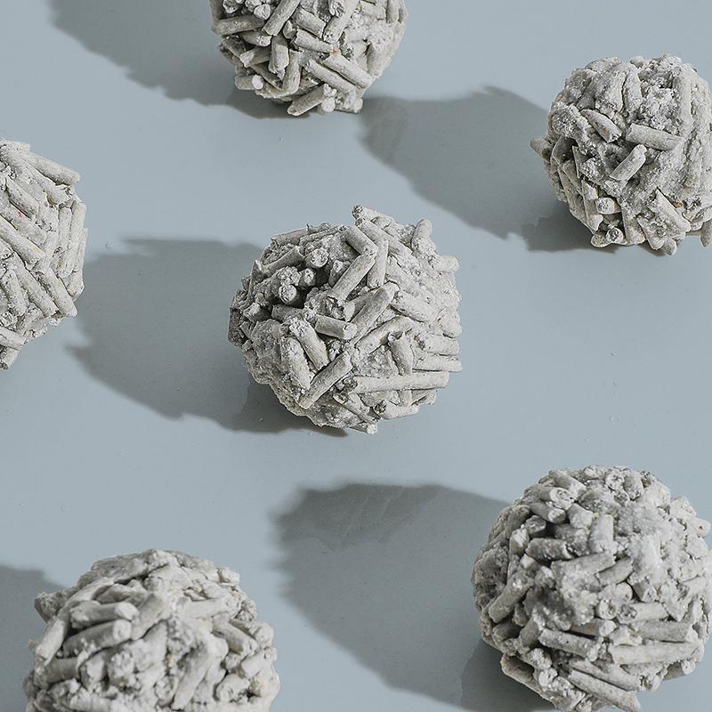 MAYITWILL ball activated carbon tofu cat litter clumps close-up